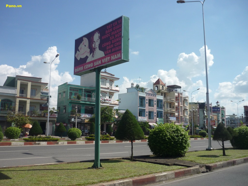Quảng cáo biển hộp đèn đường Nguyễn Ái Quốc