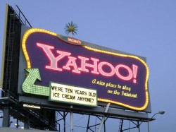 Quảng cáo pano tại ngã 5 Lò Đúc