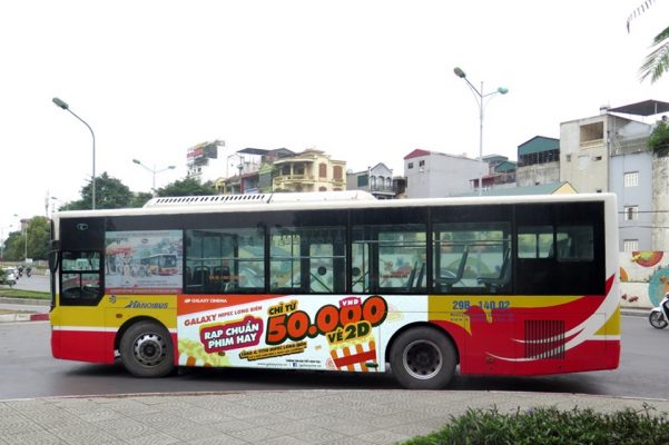 Galaxy Cinema quang cao tren xe bus