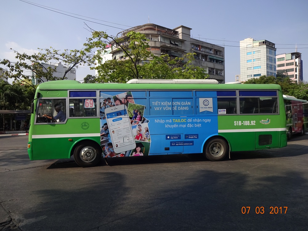 Tiết kiệm nhóm quảng cáo trên xe bus