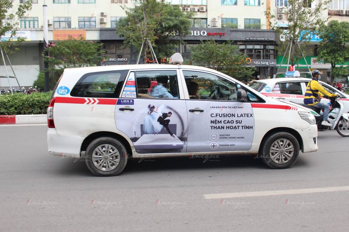 quảng cáo trên xe taxi