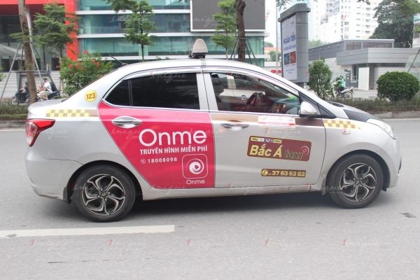 quảng cáo trên xe taxi