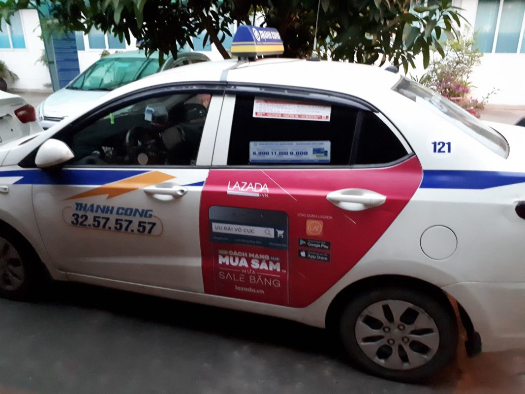 quảng cáo trên taxi cho lazada