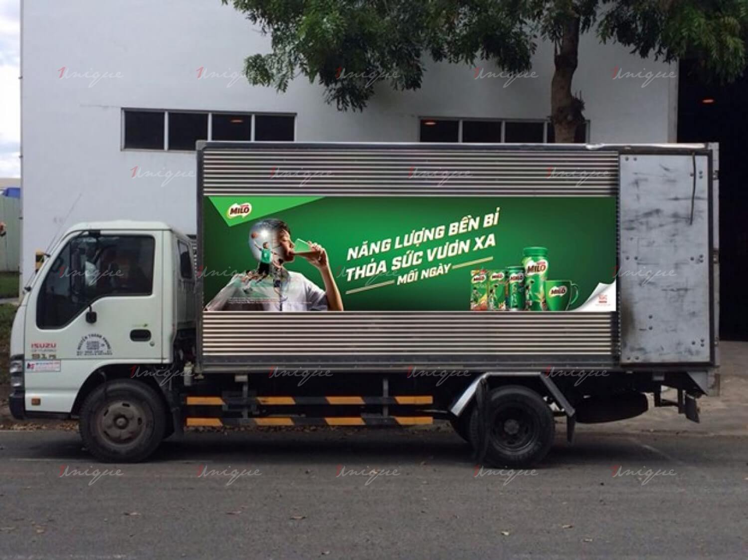 quảng cáo trên xe tải