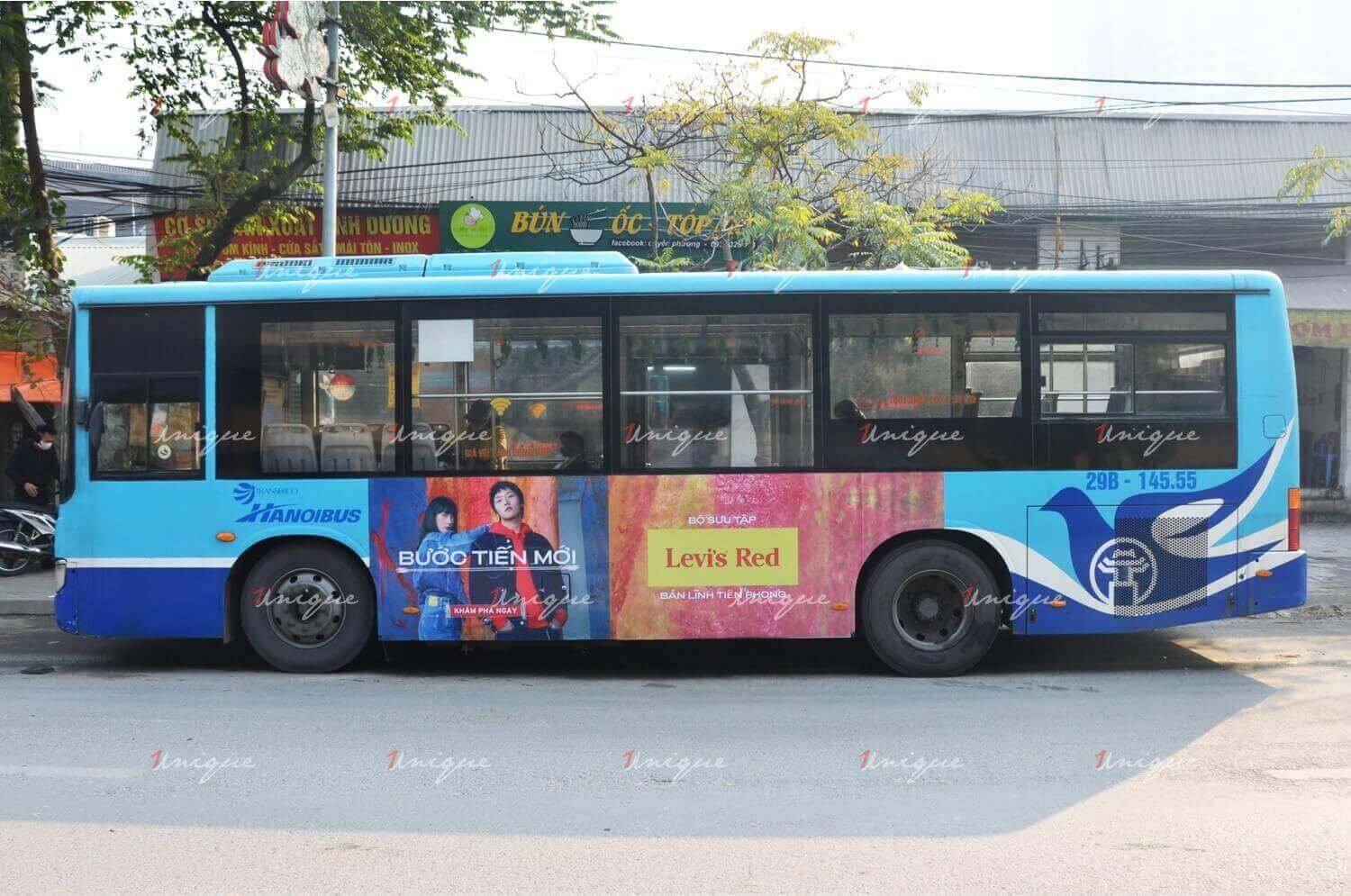 thời trang levi's quảng cáo trên xe bus